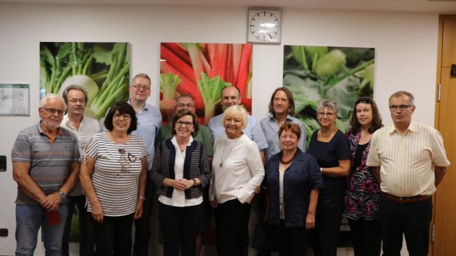  Pfalzmarkt: Gruppenfoto der Fraktion mit Landwirten und örtlichen Vertreterinnen und Vertretern der FDP.