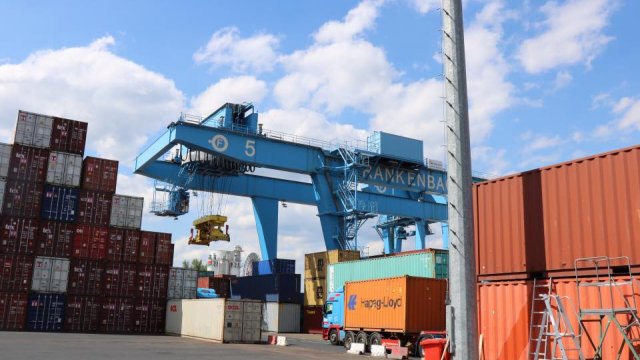 Frankenbach Container Terminals: Frankenbach verlädt am Standort Mainz Container vom Schiff, auf die Bahn und LKWs - und umgekehrt.