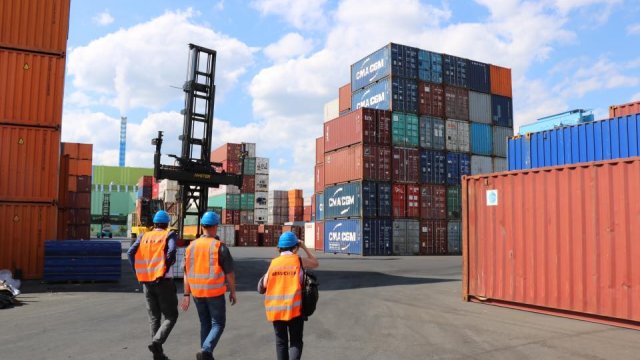 Frankenbach Container Terminals: Beeindruckende Stapel von Containern und eindrucksvolle Logistik dahinter.