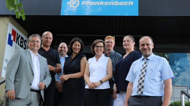 Frankenbach Container Terminals: Gruppenbild vor dem Firmengebäude 