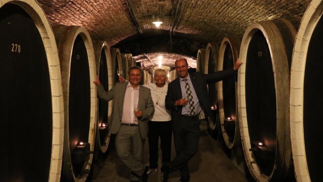 Weingut Louis Guntrum: In langen unterirdischen Gängen lagerte früher Wein, heute gibt es hier eindrucksvoll verzierte Fässer zu bestaunen. 