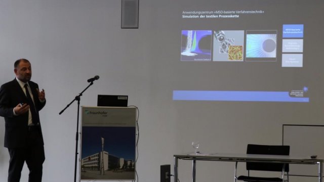 Fraunhofer ITWM: Dr. Konrad Steiner stellt das Leistungszentrum "Simulations- und Softwarebasierte Innovation" vor.