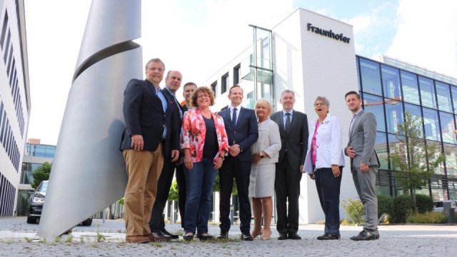 Fraunhofer ITWM: Gruppenfoto vor dem Fraunhofer-Gebäude