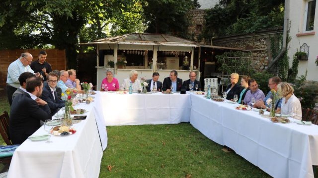 Schloss Janson: Bei einem Abendessen mit örtlichen Winzern diskutieren wir über aktuelle Herausforderungen durch Wettereignisse aber auch Bürokratie.