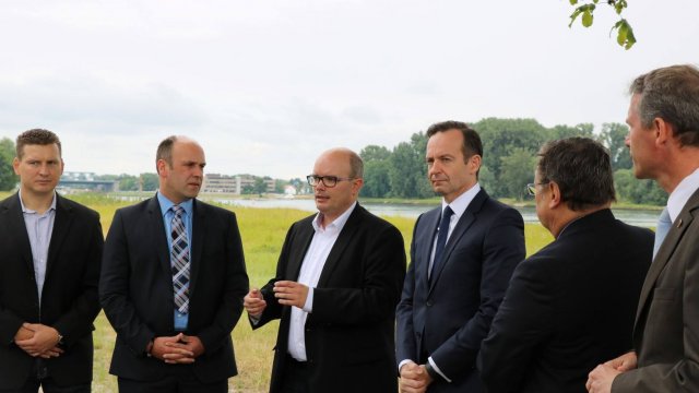 Rheinbrücke/Wörth: Steffen Weiß von der Bürgerinitiative für eine zweite Rheinbrücke stellt sein Anliegen vor.