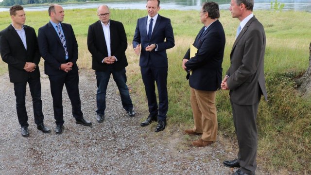 Rheinbrücke/Wörth: Volker Wissing erklärt die Notwendigkeit der zweiten Rheinbrücke. Ohne diese ist es vielen Handwerkern nicht möglich, Aufträge auf der anderen Rheinseite anzunehmen, da sie durch die langen Anfahrtszeiten mit Stau nicht wirtschaftlich arbeiten können.