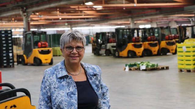 Pfalzmarkt: Helga Lerch in einer der Lagerhallen des Pfalzmarkts.
