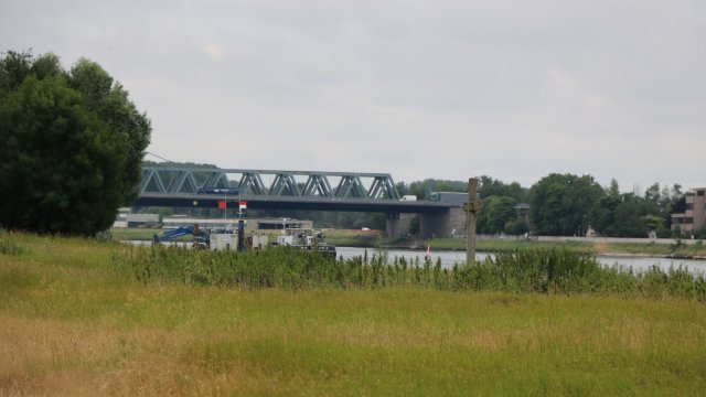 Rheinbrücke/Wörth: Die bestehende und dringend sanierungsbedürftige Rheinbrücke bei Wörth