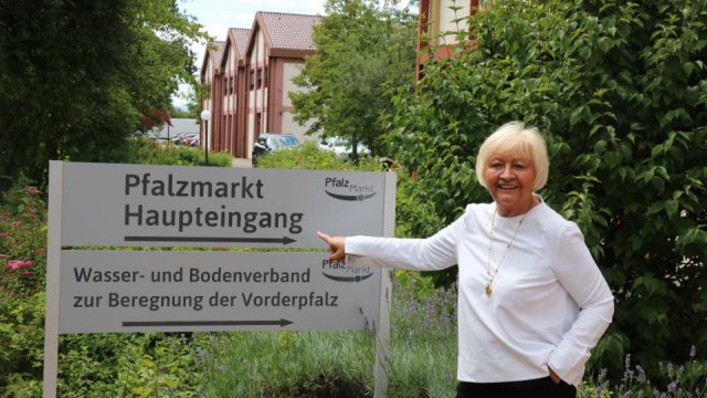 Pfalzmarkt: Cornelia Willius-Senzer am Eingang – mit Cornelia Willius-Senzer.