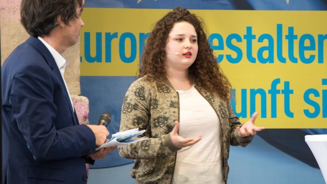 Ann-Kathrin Johann, stellvertretende Vorsitzende der Jungen Liberalen Rheinland-Pfalz, nahm an der Podiumsdiskussion teil
