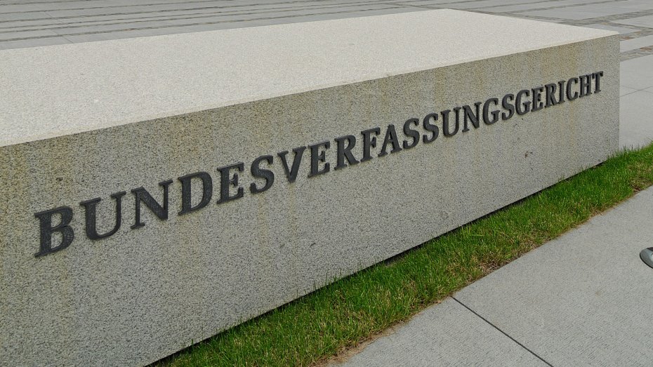 Steinquader vor dem Eingang zum Bundesverfassungsgericht