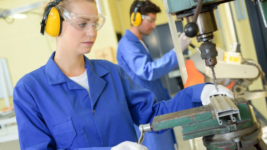 Arbeiterin und Arbeiter im Handwerk