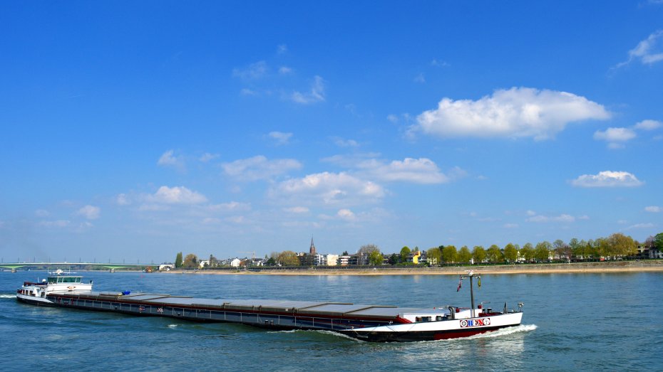 Frachtschiff auf dem Rhein