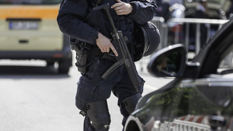 Symbolbild: Polizist im Antiterroreinsatz