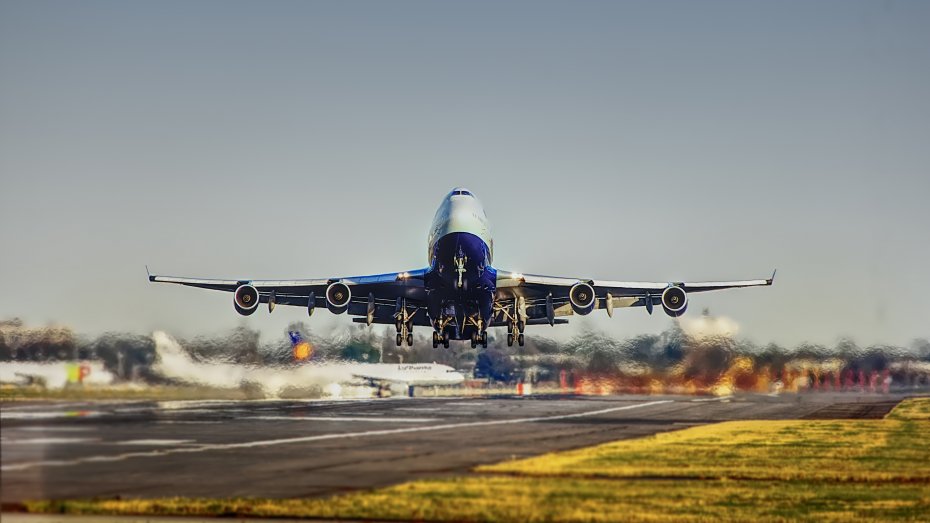 Symbolbild: Startendes Flugzeug