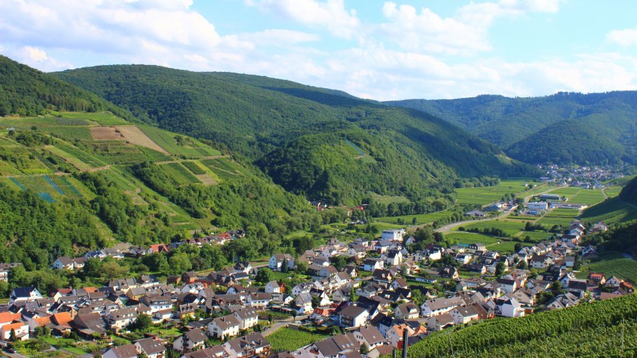 Symbolbild: Dorf im Ahrtal