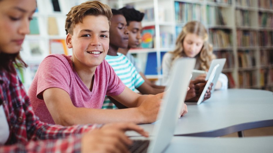 Symbolbild: Schülerinnen und Schüler mit Laptop