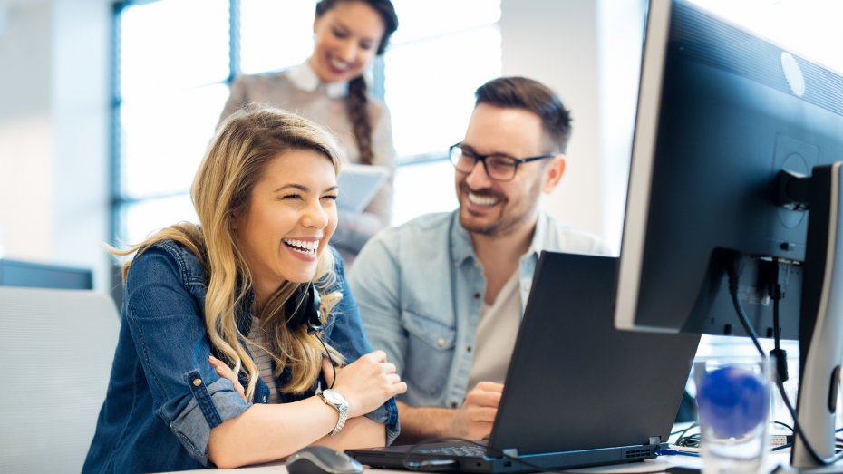 Symbolbild: Frau und Mann vor Computer