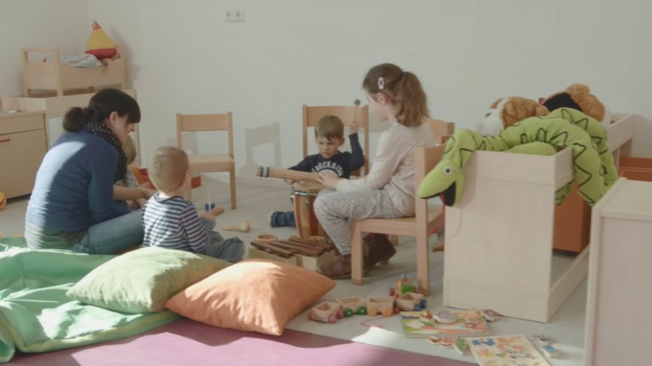 Spielende Kinder in der Kita