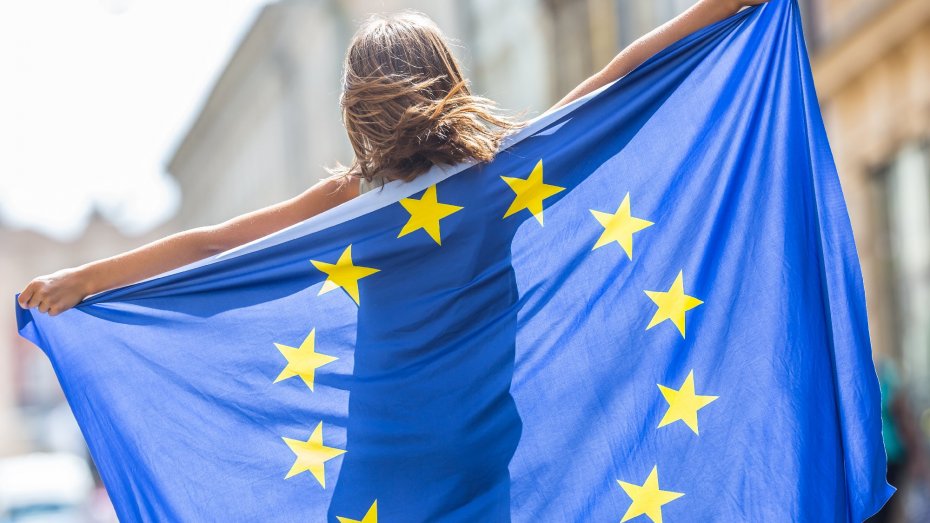 Symbolbild: Mädchen mit EU-Flagge