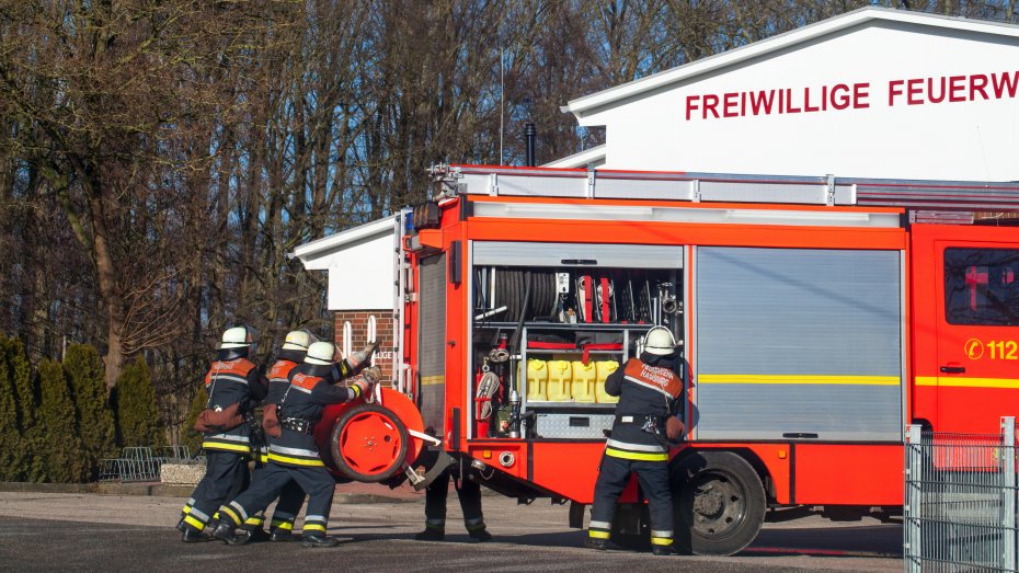 Feuerwehrautoto und Feuerwehrkräfte