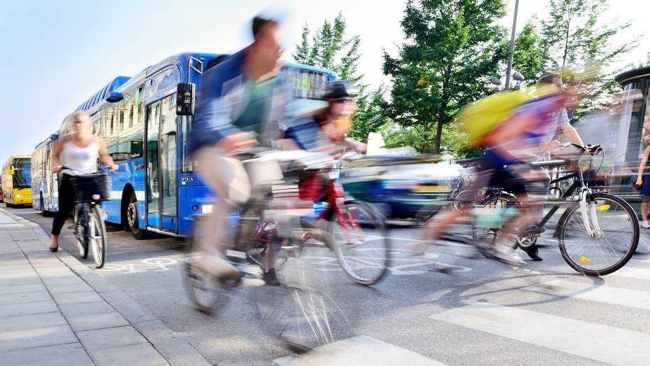 Symbolbild mit Bus, Fahrrad, Auto und Fußgängern