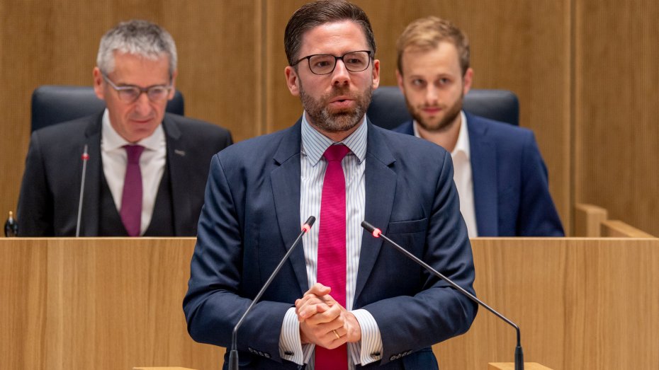 Philipp Fernis im rheinland-pfälzischen Landtag; Foto: Torsten Silz / Landtag RLP, September 2021