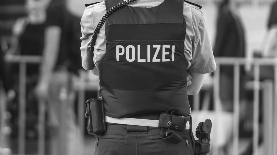 Symbolbild: Polizist, schwarzweiß