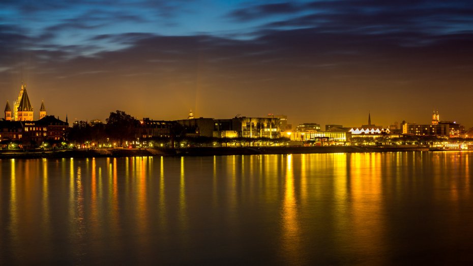 Symbolbild: Rheinufer mit goldenem Abendlicht