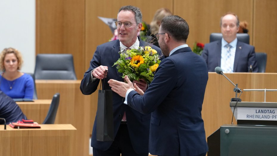 Philipp Fernis gratuliert Michael Ebling im Landtag Rheinland-Pfalz