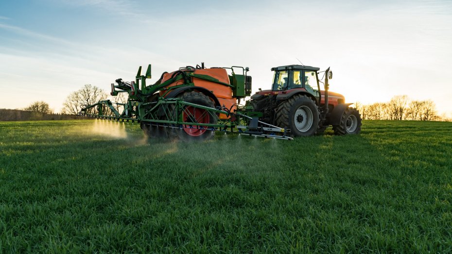 Symbolbild: Landwirt spritzt Feld mit Pflanzenschutzmittel