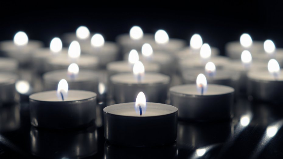 Symbolbild: Kerzen in schwarz-weiß