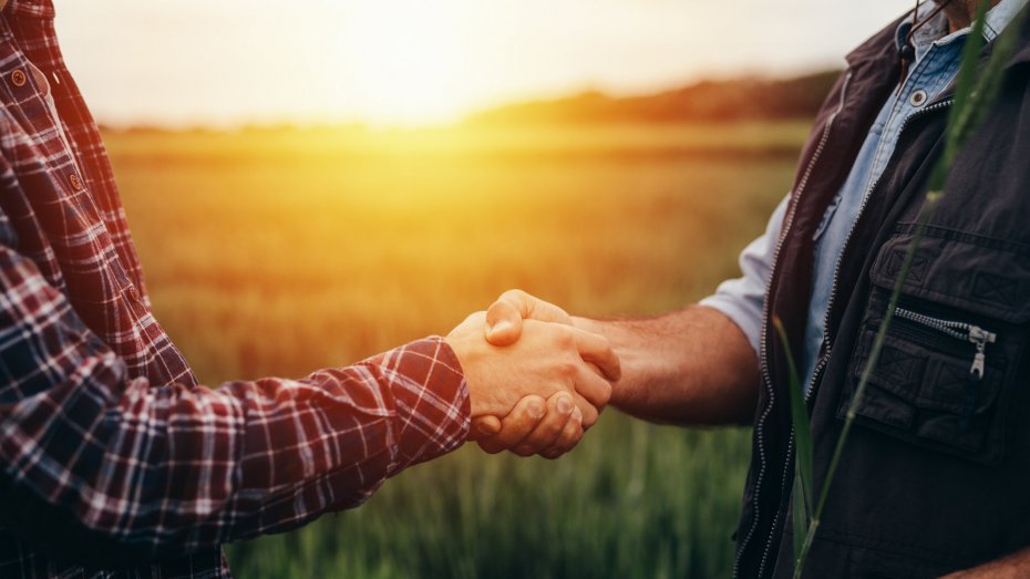 Symbolbild: Zwei Landwirte geben sich die Hand