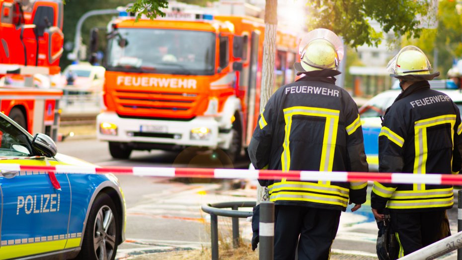 Symbolbild: Feuerwehr und Polizei im Einsatz