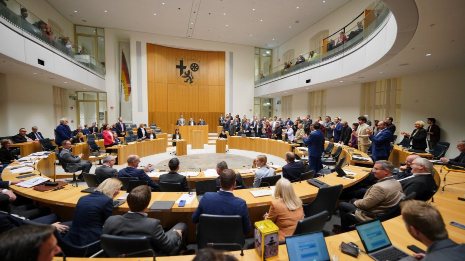 Abstimmung über den Doppelhaushalt 2025-2026 im Plenum des Landtags Rheinland-Pfalz