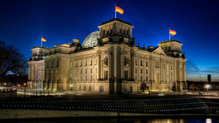 Symbolbild: Bundestag bei Nacht