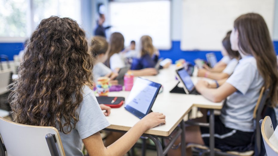 Schülerinnen mit Tablets in einem Klassenraum