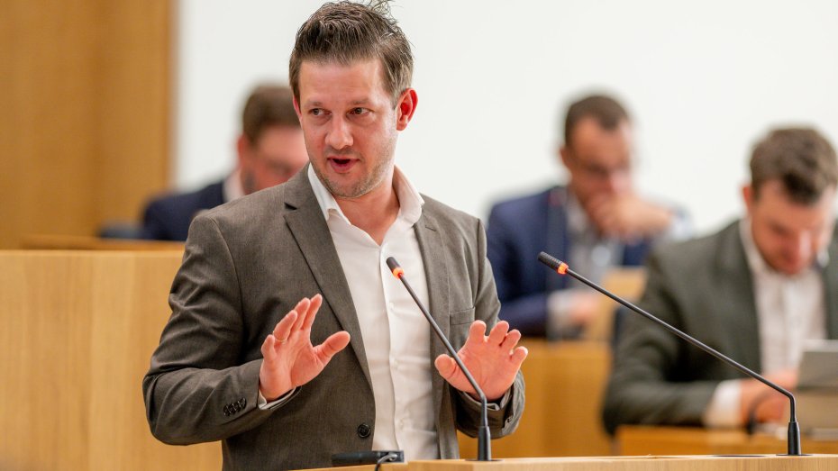 Steven Wink während einer Rede im Landtag Rheinland-Pfalz
