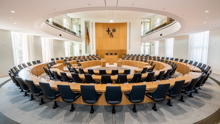 Blick in den Plenarsaal des Landtags Rheinland-Pfalz