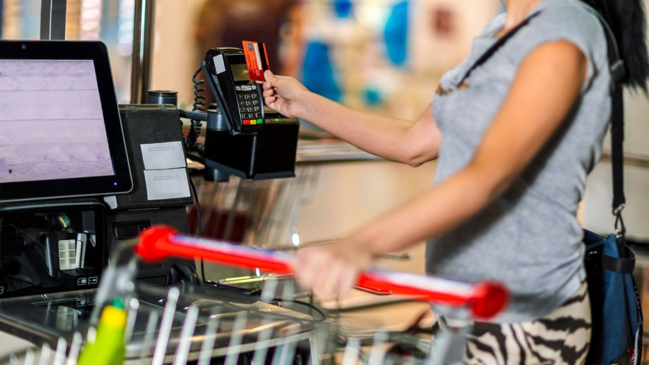 Symbolbild: Kunde an Selbstscannerkasse