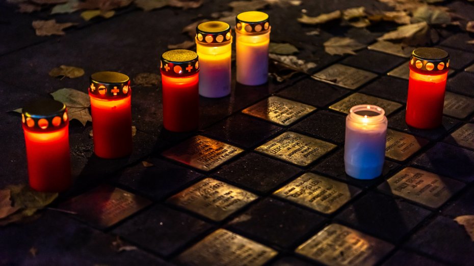 Symbolbild: Stolpersteine mit Kerzen daneben