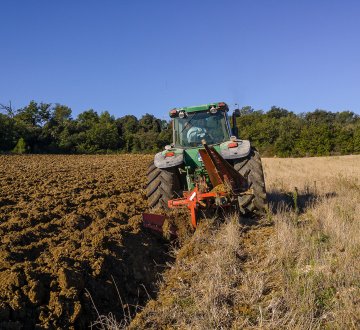 Traktor auf einem Feld
