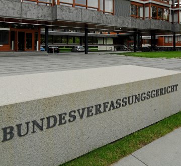 Steinquader vor dem Eingang zum Bundesverfassungsgericht