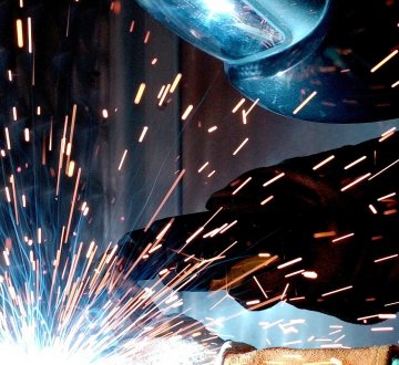 Industriearbeiter beim Schweißen