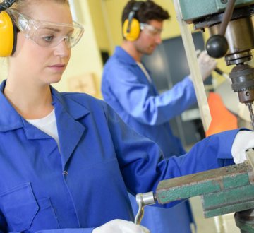 Arbeiterin und Arbeiter im Handwerk