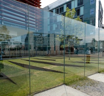 Tafeln mit den Grundrechten am Jakob-Kaiser-Haus des Deutschen Bundestags in Berlin