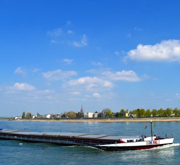 Frachtschiff auf dem Rhein
