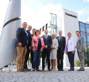 Fraunhofer ITWM: Gruppenfoto vor dem Fraunhofer-Gebäude