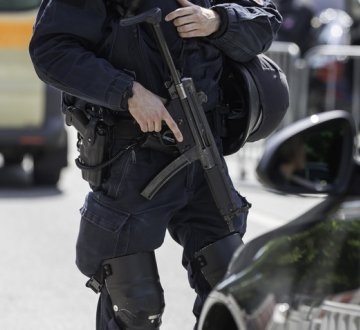 Symbolbild: Polizist im Antiterroreinsatz
