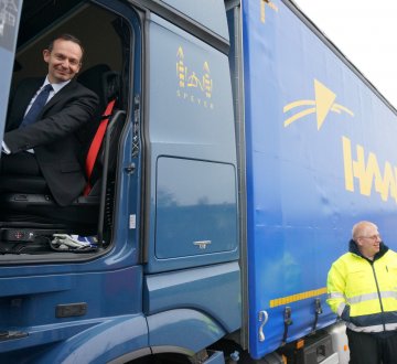 Verkehrsminister Dr. Volker Wissing gibt Strecken für Gigaliner frei